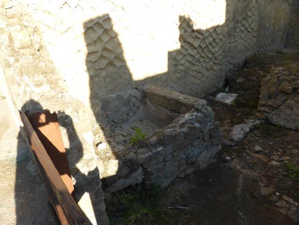 Ins VI, 30, Herculaneum, September 2015. Looking towards north wall.